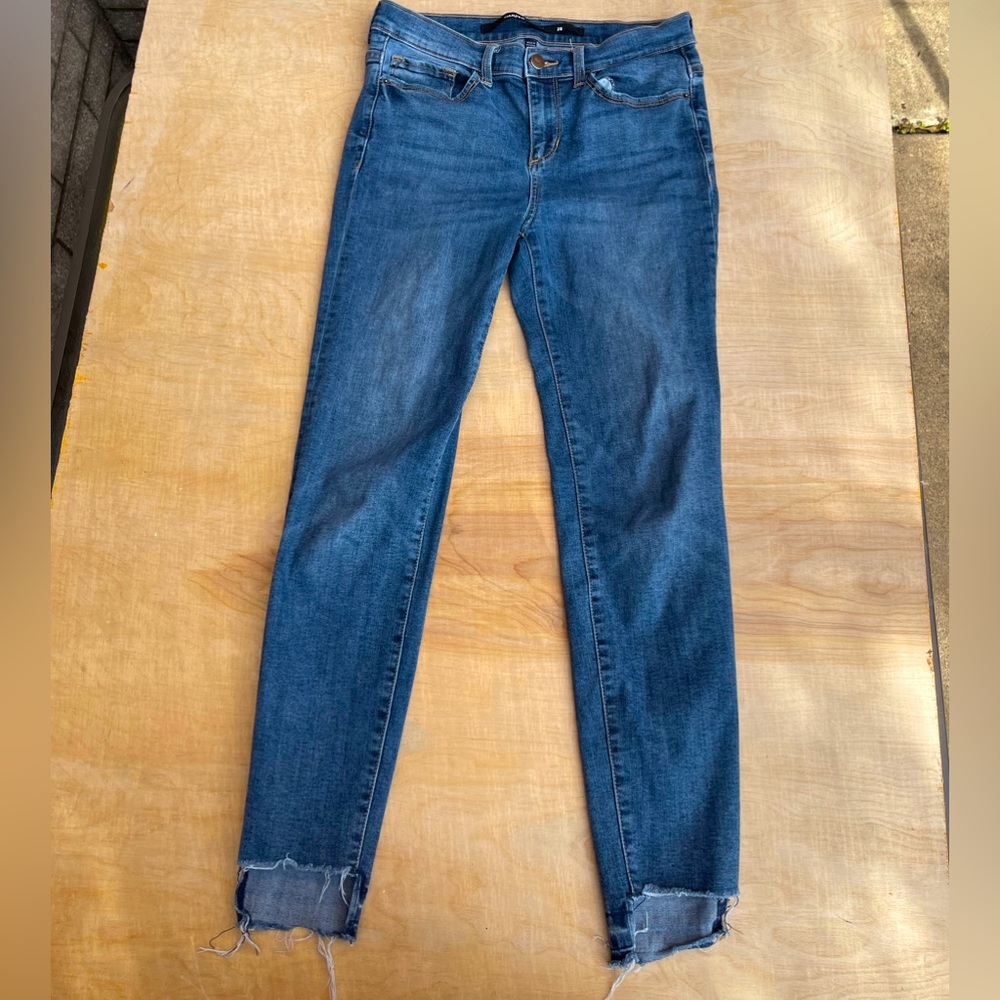 Harper ankle frayed jeans. In excellent condition no wear and tear, no stains